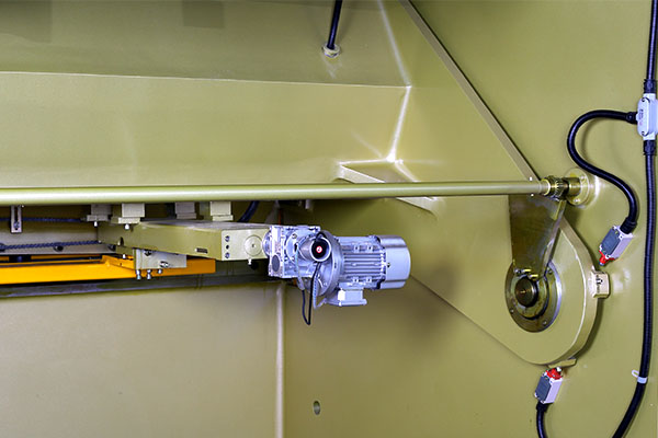 ZDS-450剪板機后檔料結構，平行度高，并采用國內(nèi)一流品牌軸承，耐磨抗壓壽命長2.jpg