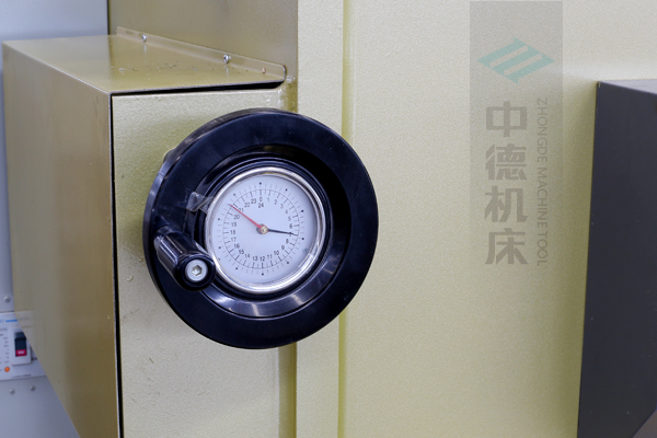 ZDG-832刀片間隙調(diào)節(jié)裝置，設(shè)置在機架前面，并有刻度顯示，調(diào)節(jié)方便.jpg