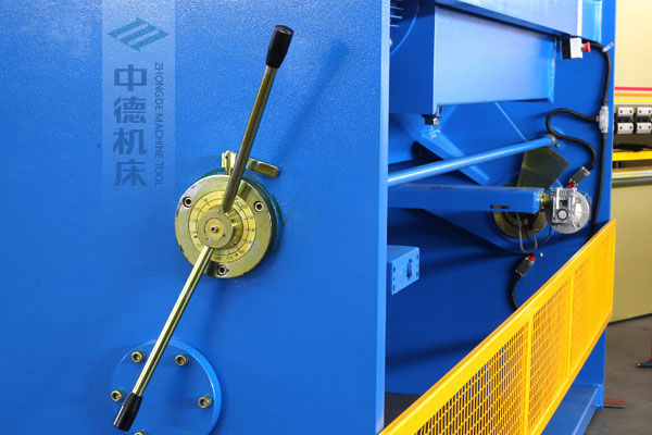 ZDS-2032剪板機(jī)刀片間隙手動(dòng)調(diào)節(jié)器，刻度清淅，調(diào)節(jié)省力又簡便.jpg