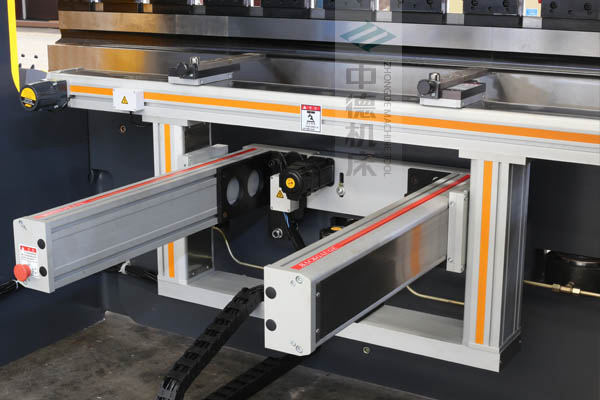 ZDPE8025-4+1軸全封套加強(qiáng)型鋁合金后檔料系統(tǒng)，內(nèi)有成套滾珠絲桿和直線導(dǎo)軌，精度高速度快噪音低.jpg