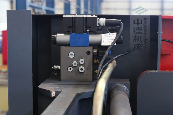 ZDPE8025采用進(jìn)口液壓系統(tǒng)，穩(wěn)定無(wú)故障，耐高溫高壓，持久工作精度高.jpg