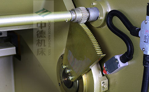 ZDS-640采用高精度刀片間隙調(diào)節(jié)齒輪，經(jīng)過(guò)淬火高硬度又耐磨，表面鍍鋅不生銹，長(zhǎng)年累月使用依然有很高的調(diào)節(jié)精度.jpg