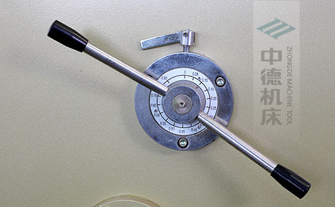 ZDS-640剪板機(jī)刀片間隙手動(dòng)調(diào)節(jié)器，刻度清淅，調(diào)節(jié)省力又簡(jiǎn)便.jpg