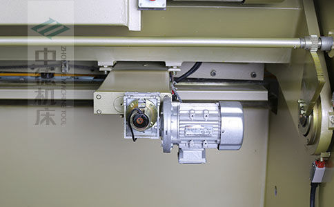 ZDS-640剪板機(jī)后檔料結(jié)構(gòu)，平行度高，并采用國(guó)內(nèi)一流品牌軸承，耐磨抗壓壽命長(zhǎng).jpg